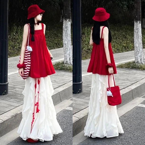 超显白！红色无袖背心娃娃裙上衣不规则半身裙夏季度假风穿搭