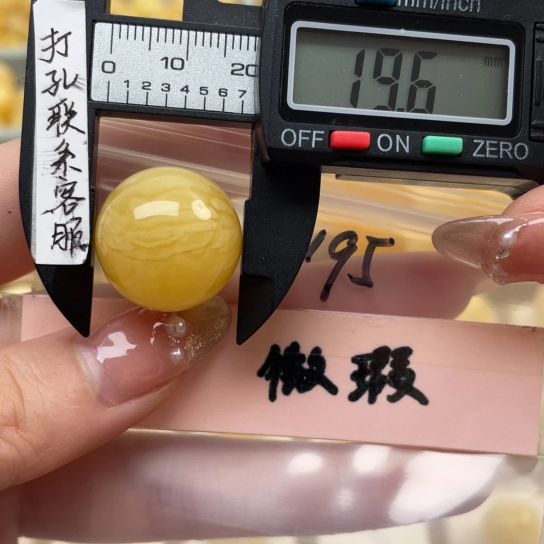 蜜蜡裸石未镶嵌一**光微瑕