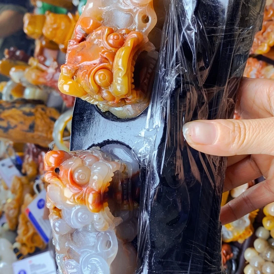 石英质玉（黄龙玉）未镶嵌颈饰