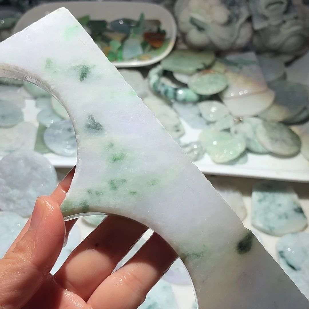 翡翠未镶嵌颈饰边角料