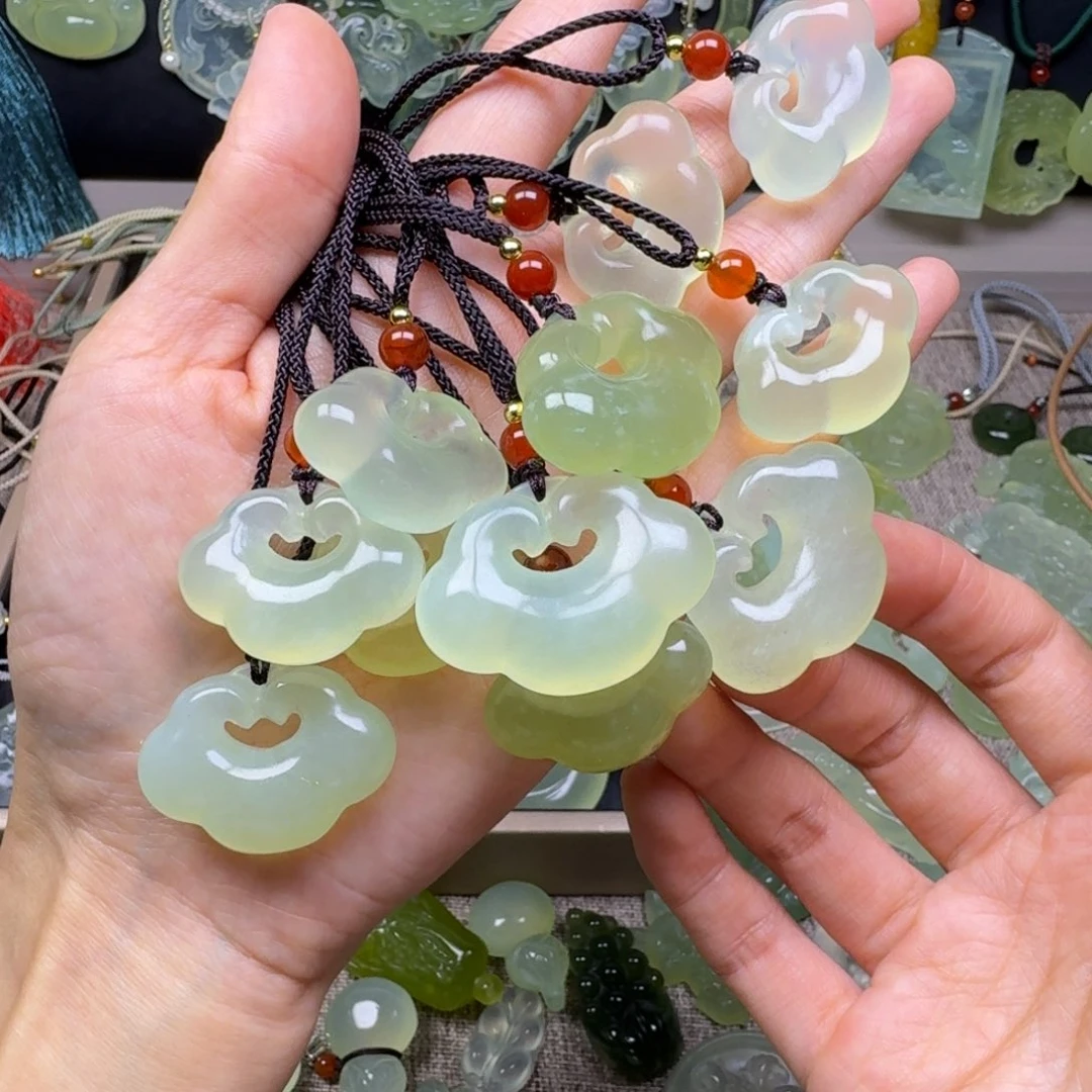 岫玉未镶嵌吊坠(赠链)一个