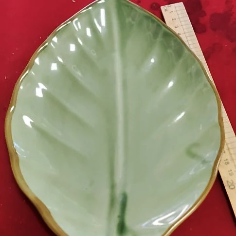 瓷片瓷片，各种摆件，均有瑕疵。沙锅！