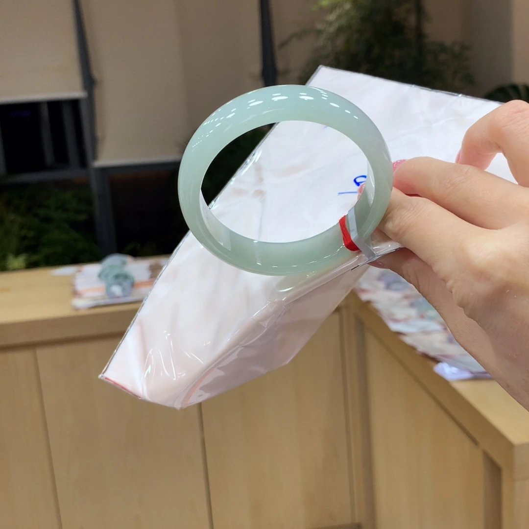 翡翠手镯未镶嵌不退不换