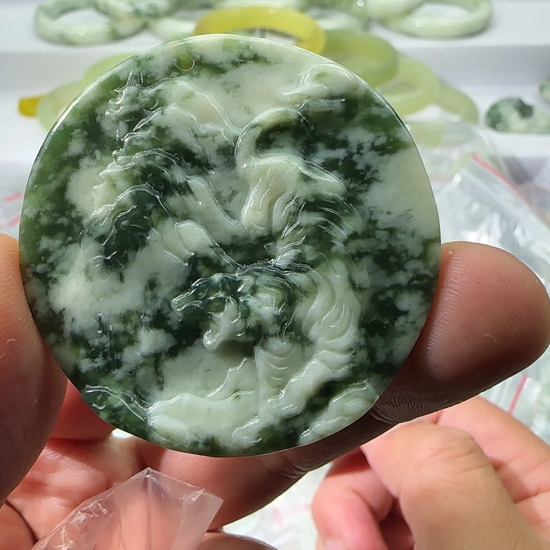 透闪石-蛇纹石玉未镶嵌颈饰