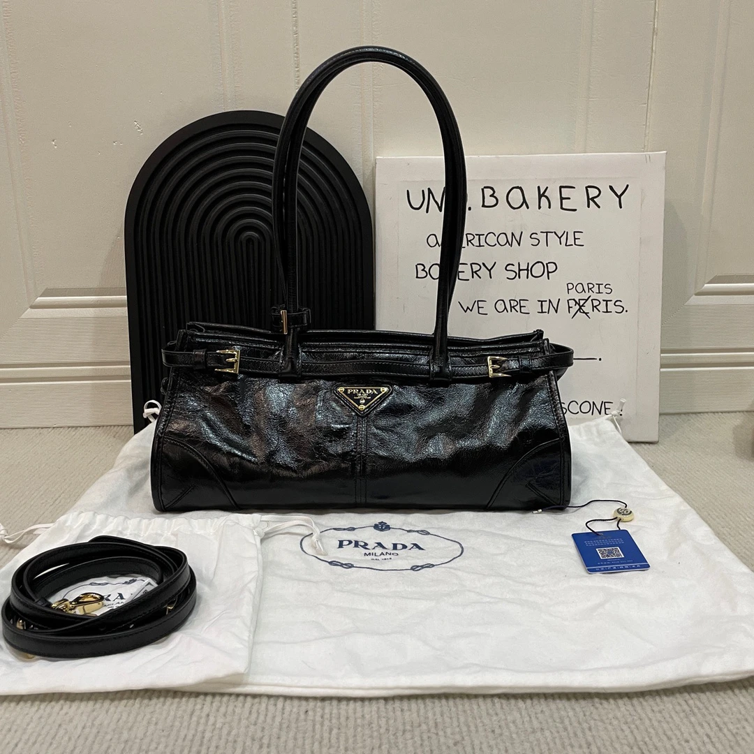 99新 Prada/普拉达 黑色soft lux 机车包 中号