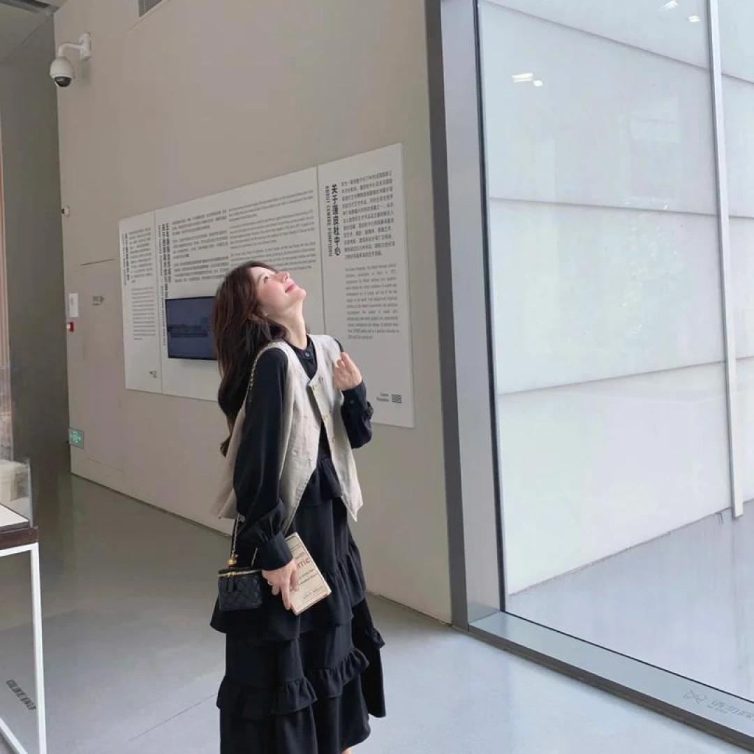 2025春夏新款超火今年流行温柔风双排扣马甲搭配黑色连衣裙两件套