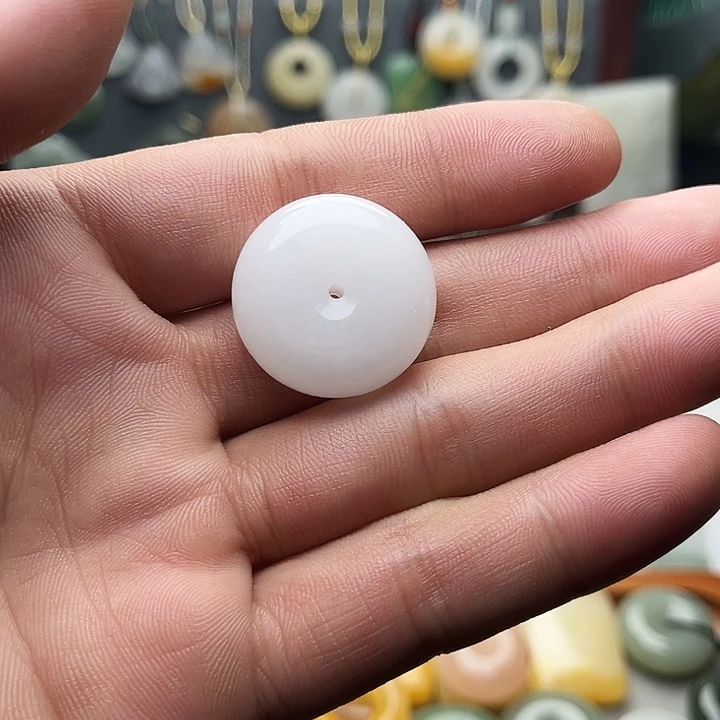 石英质玉（金丝玉）未镶嵌颈饰