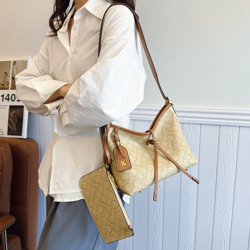 女士慵懒风高级百搭印花字母包宽肩带时尚单肩包斜挎包腋下包