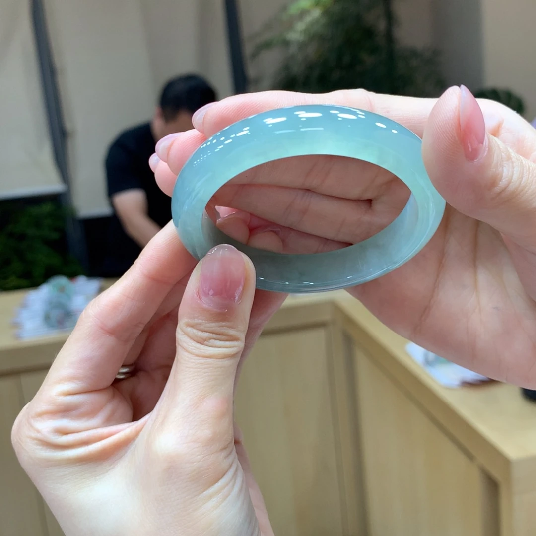 翡翠手镯未镶嵌不退不换