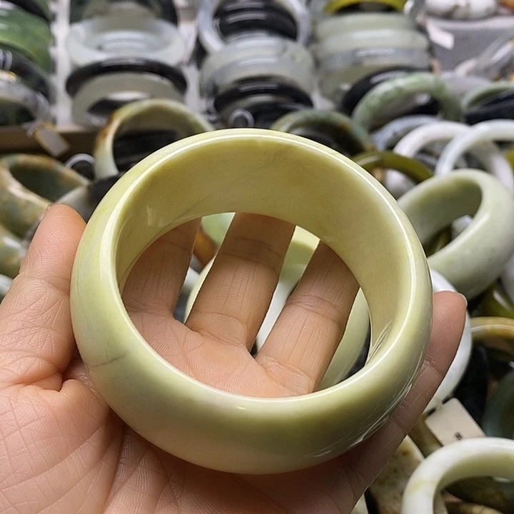 蛇纹石玉未镶嵌手镯