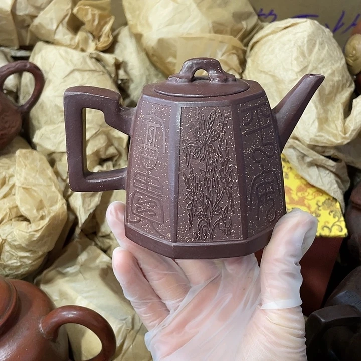 茶壶紫砂原矿泥料，手工制作的一把紫砂壶。