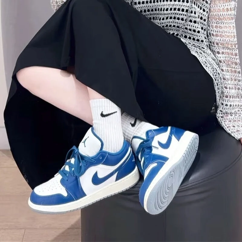 耐克NIKE女鞋大童JORDAN篮球鞋AJ1低帮休闲运动鞋白蓝FN9137-141