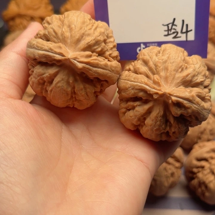 文玩核桃把件黑*鲤文玩核桃把件4