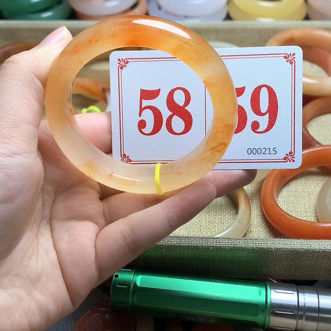 未镶嵌石英质玉（黄龙玉）手镯