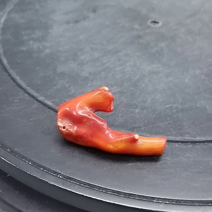 壶雍*人珊瑚红手把件