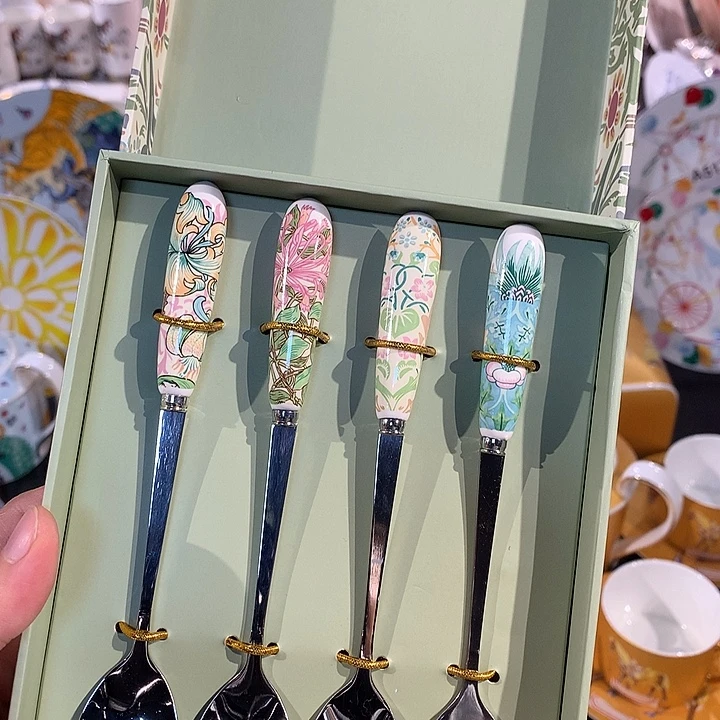 瓷片四个勺子四个
