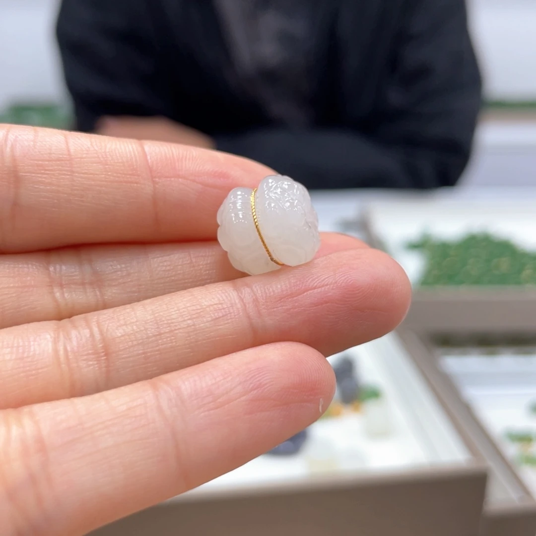 颈饰未镶嵌和田玉叶*