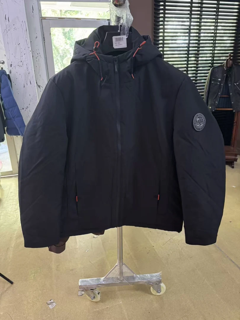 黑色冲锋衣羽绒服连帽轻奢大牌男款时尚休闲保暖秋冬外套