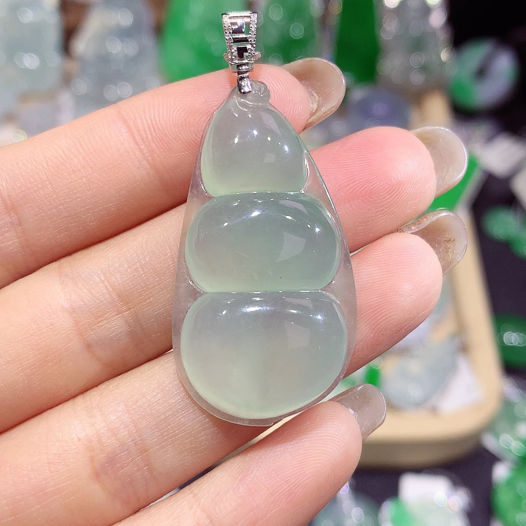 翡翠18K金镶嵌颈饰豆