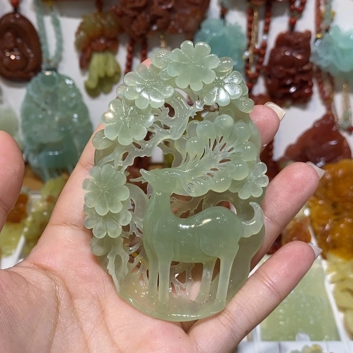 用***心未镶嵌蛇纹石玉颈饰