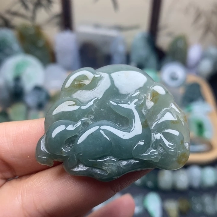 翡翠未镶嵌颈饰九尾狐