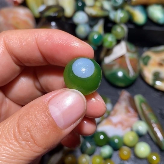 石英质玉未镶嵌珠宝半成品一**旅