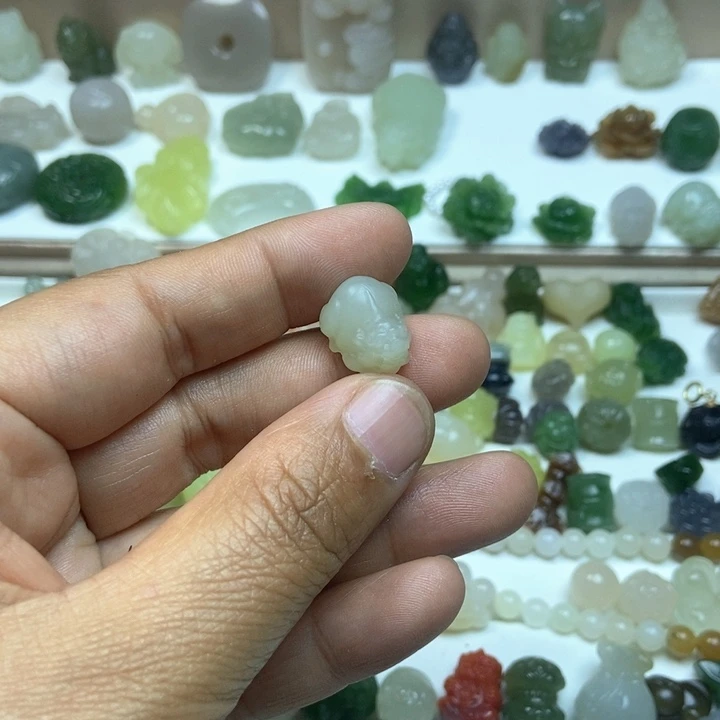 和田玉未镶嵌颈饰潇*歌