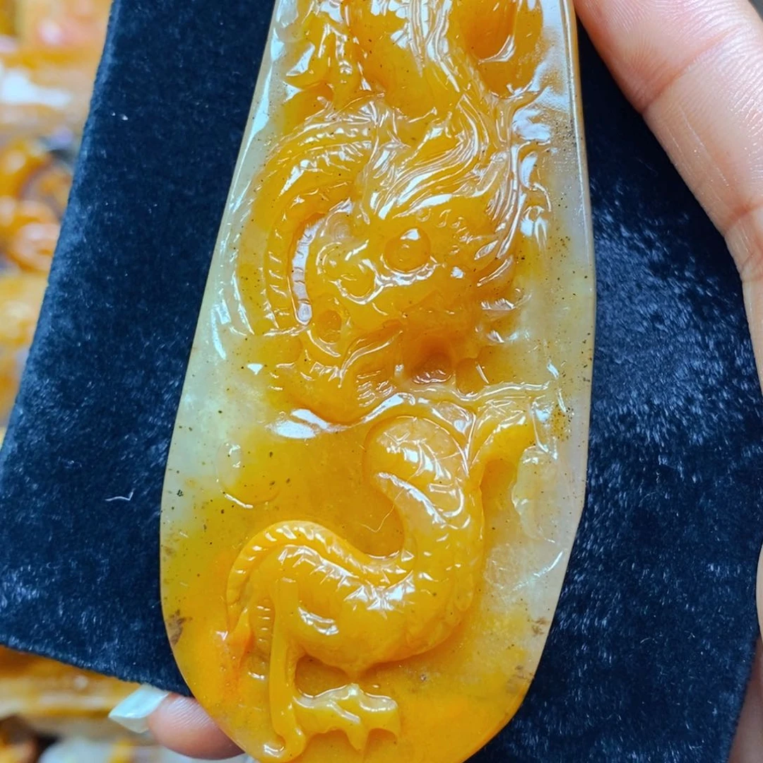 未镶嵌石英质玉（黄龙玉）颈饰
