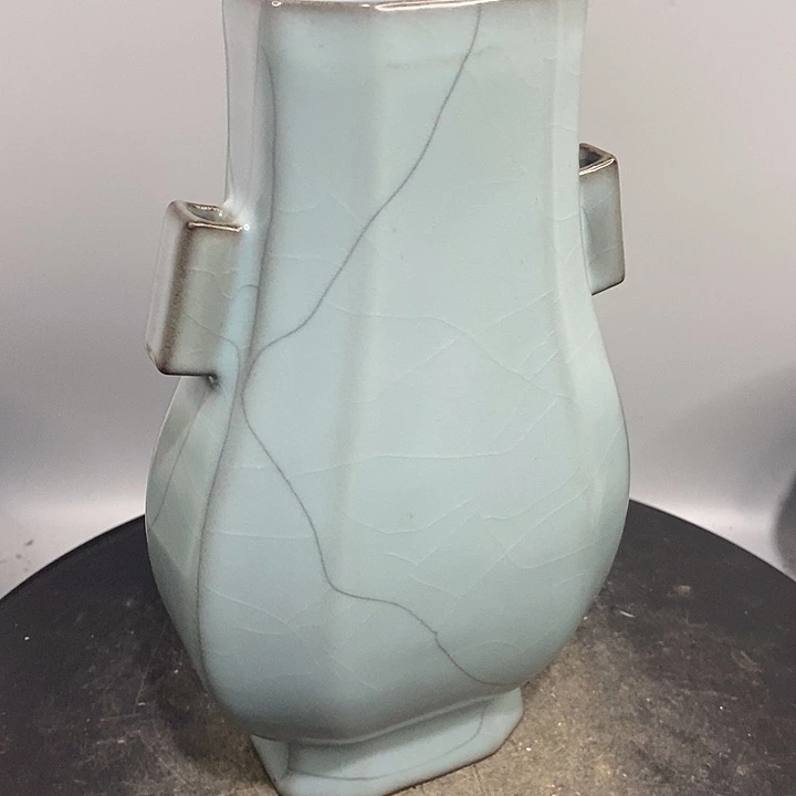 官窑八方贯耳瓶造型美观