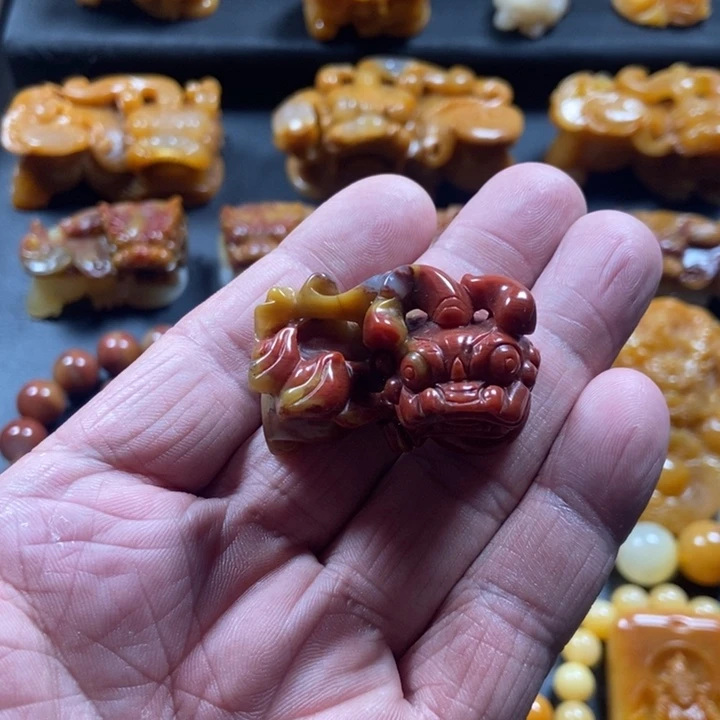 石英质玉（黄龙玉）未镶嵌颈饰