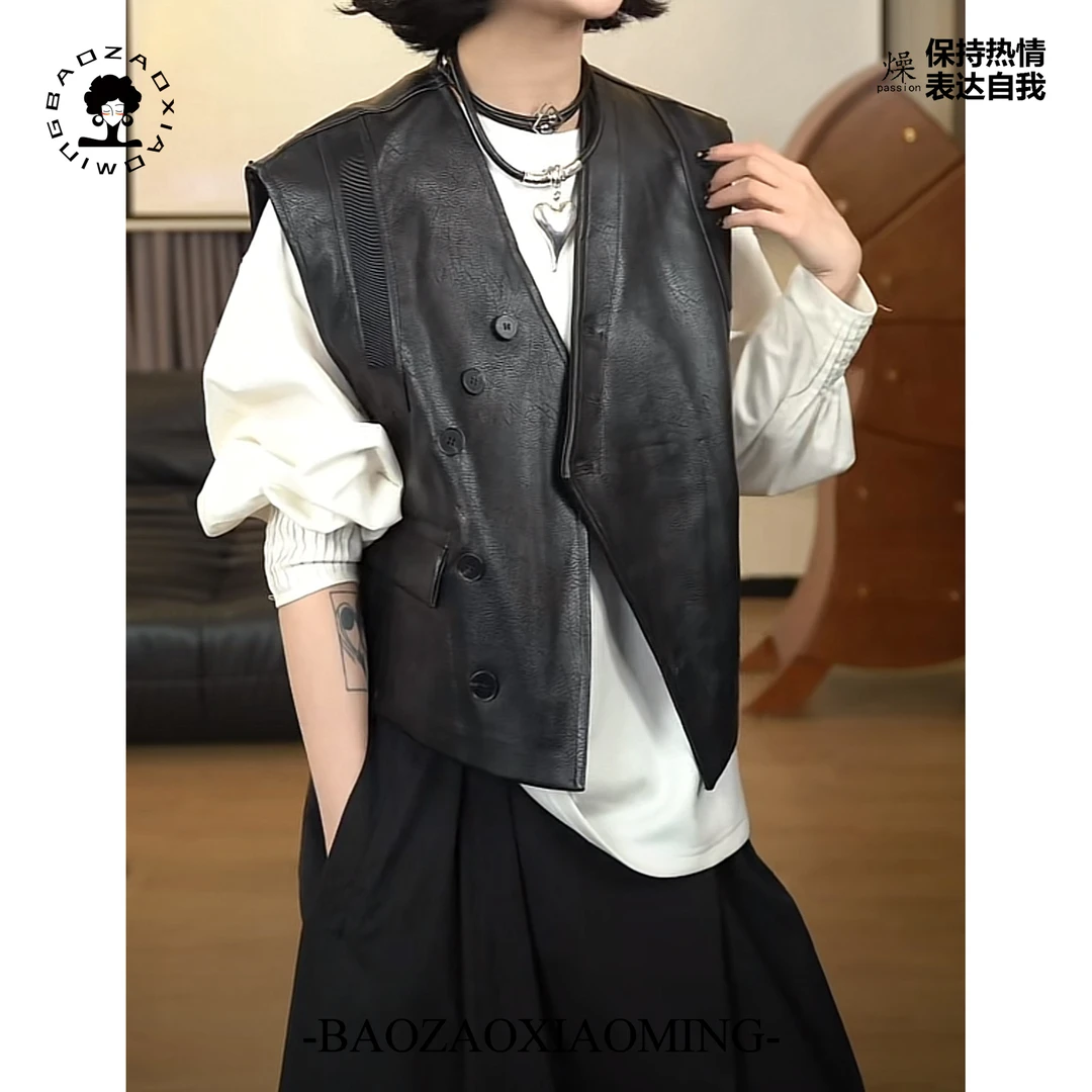 暴躁小明  设计感PU皮不规则V领马甲女秋季叠穿坎肩马夹/76800-1