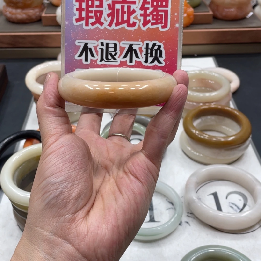 ****吖石英质玉未镶嵌手镯