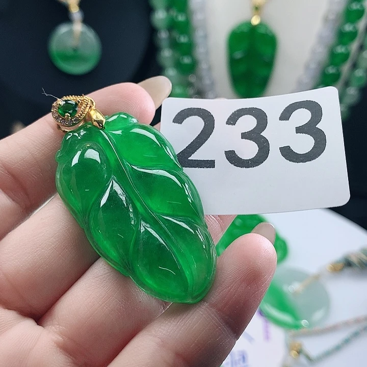 翡翠未镶嵌吊坠(赠链)