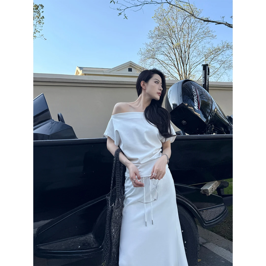 04.14 P0414T3662 INS博主 气质一字肩上衣女极简高级感露背上衣