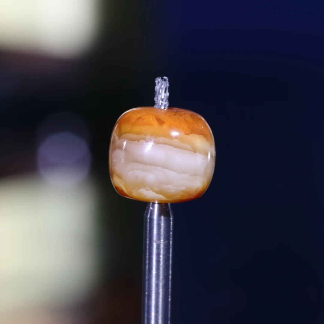 8m老型天然原矿一物一图沁色虎皮妖花单珠顶珠蜜蜡配饰-B848