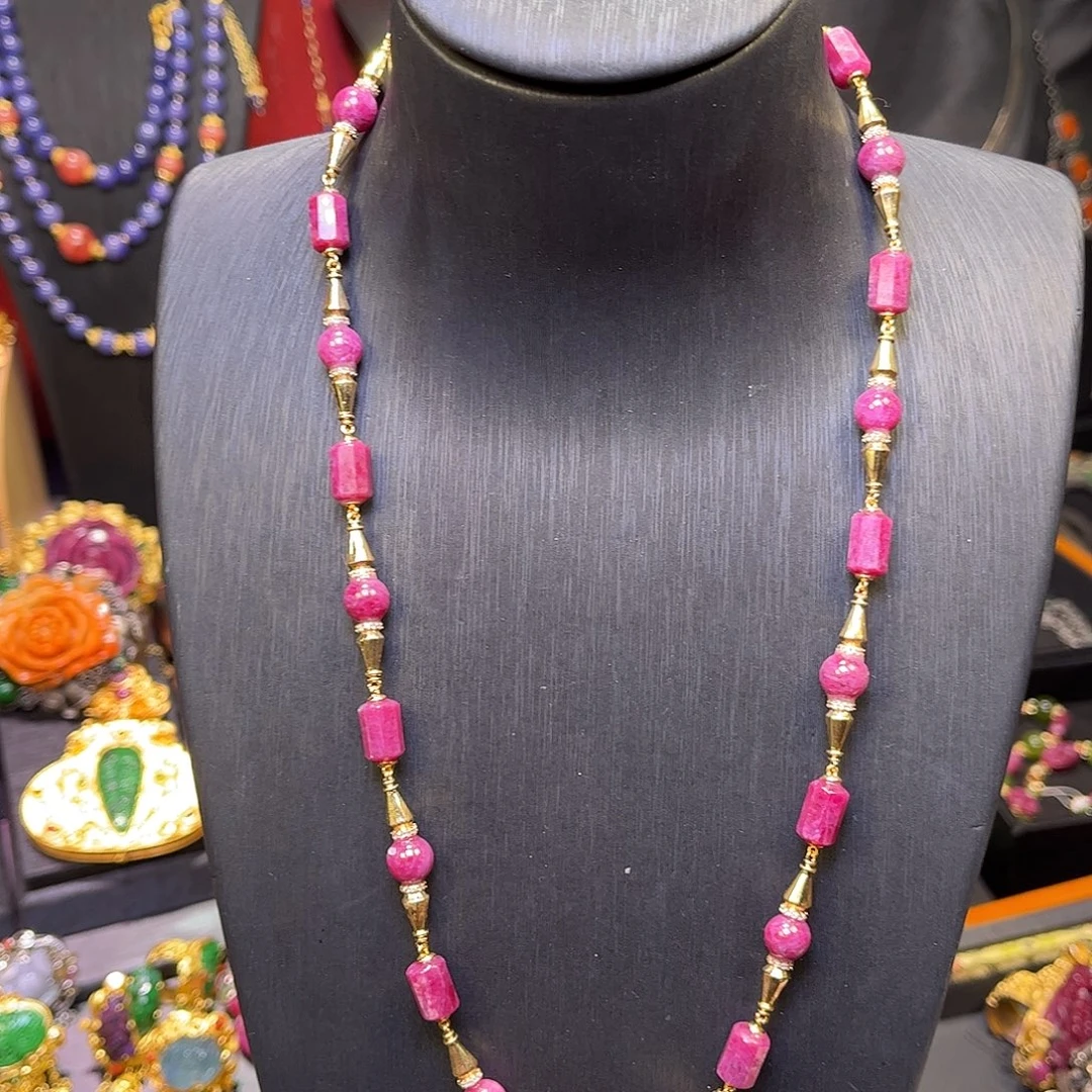 颈饰红宝石未镶嵌