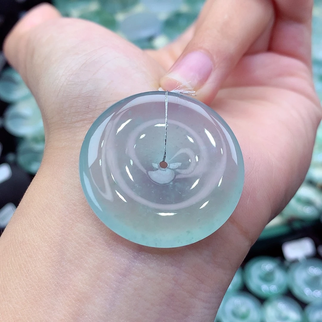 翡翠未镶嵌颈饰编号42。尺寸33.5-6.1