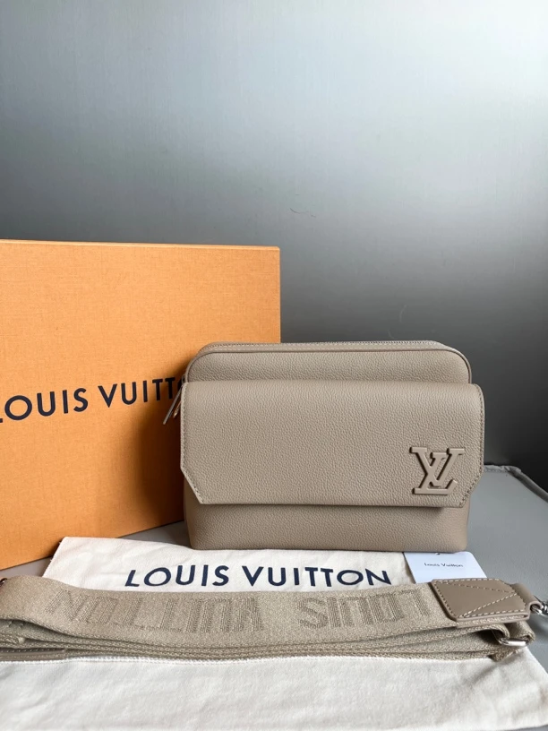 全新未使用 LouisVuitton/路易威登 Fastline沙色全皮邮差hws100