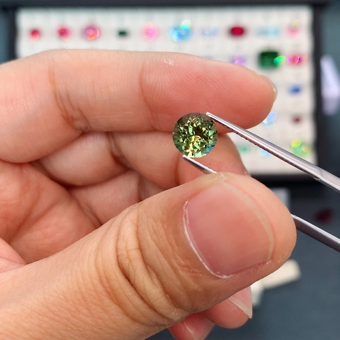 碧玺1.43克拉正圆钻切未镶嵌