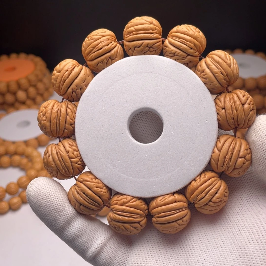 那***年桃核手串虎皮肌肉