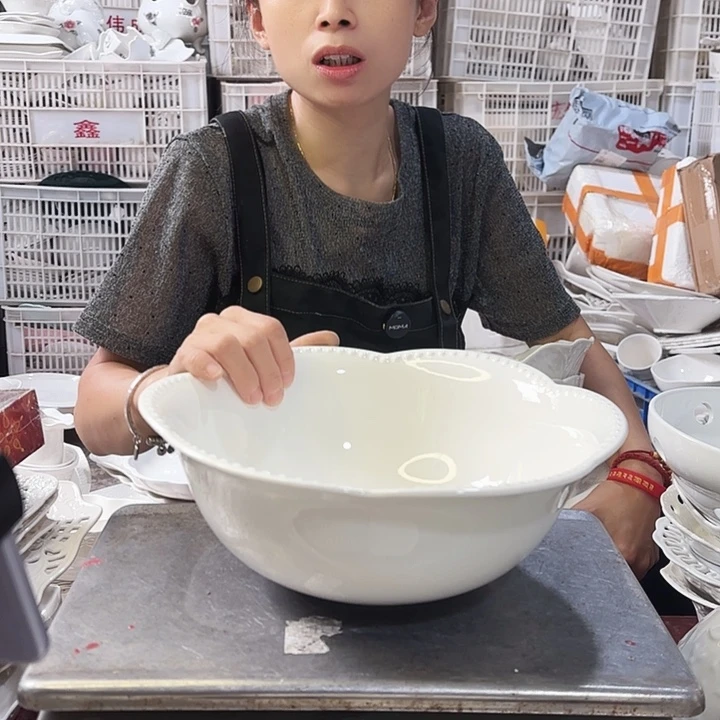 盘微瑕产品………花朵大汤碗一个