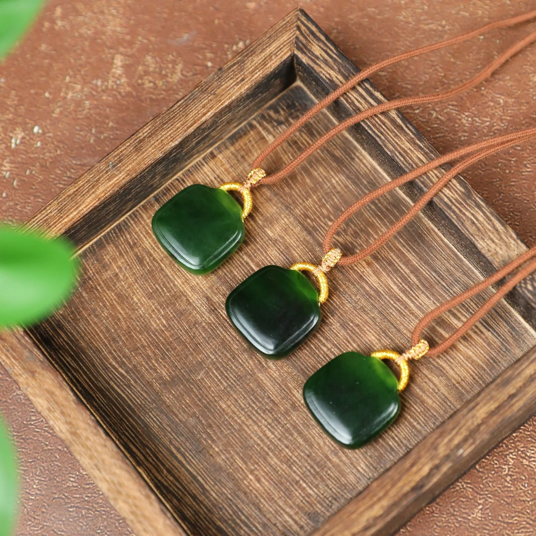 【潮生珠宝】·严选·和田玉碧玉菠菜绿红皮老料无事牌吊坠多样性发一