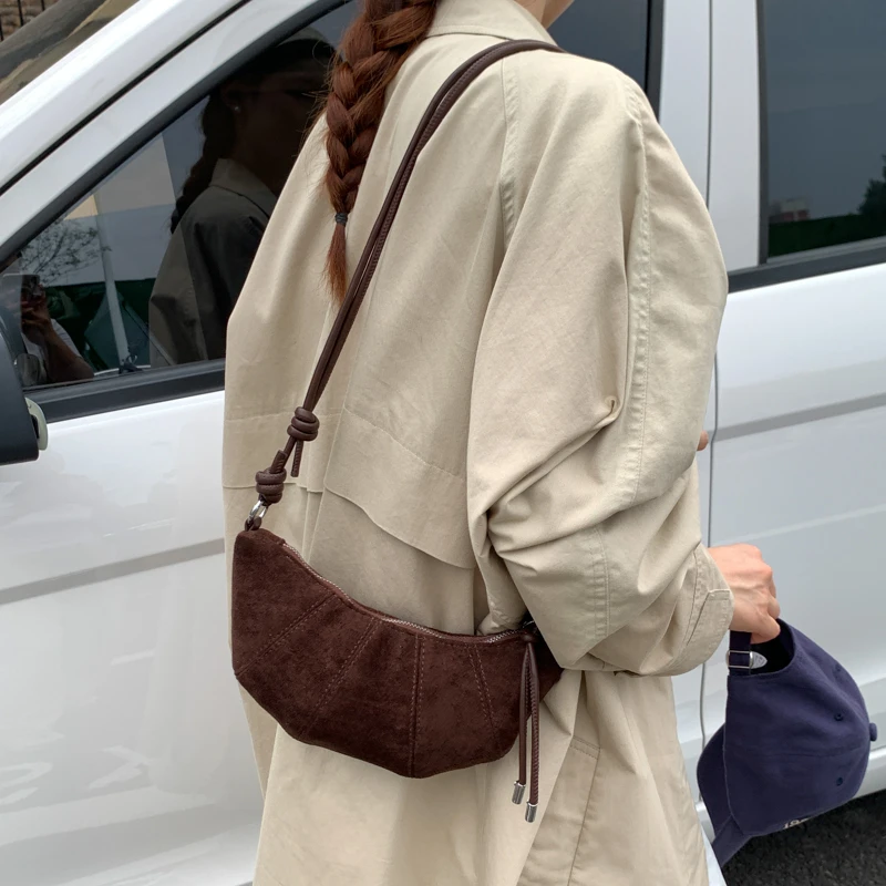 2025秋冬新款女包麂皮绒可颂牛角包百搭磨砂饺子包单肩斜挎包棕色