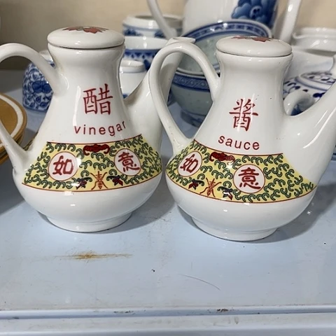 陶瓷酱醋壶其中一个