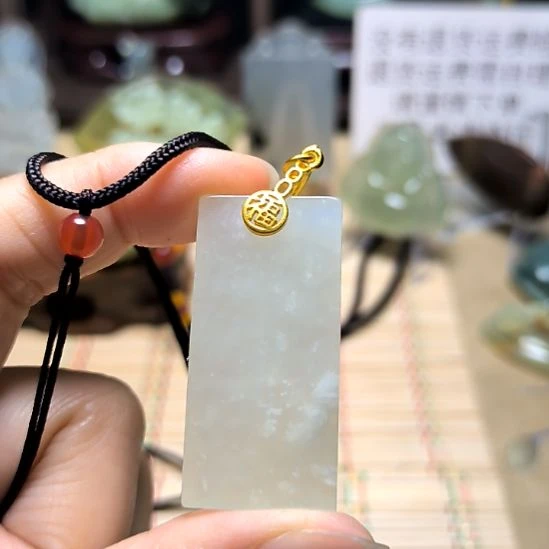 吕***士蛇纹石玉未镶嵌颈饰