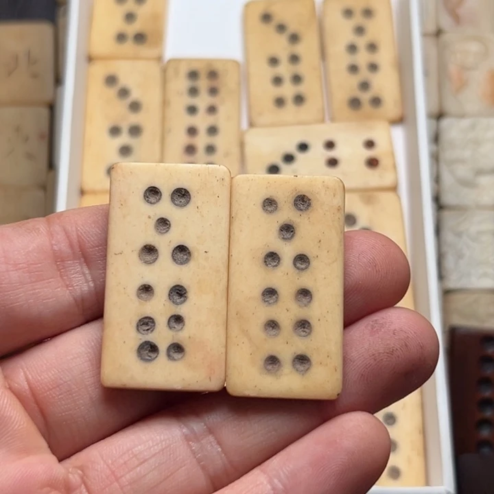 汇***人实心竹雕刻手把件