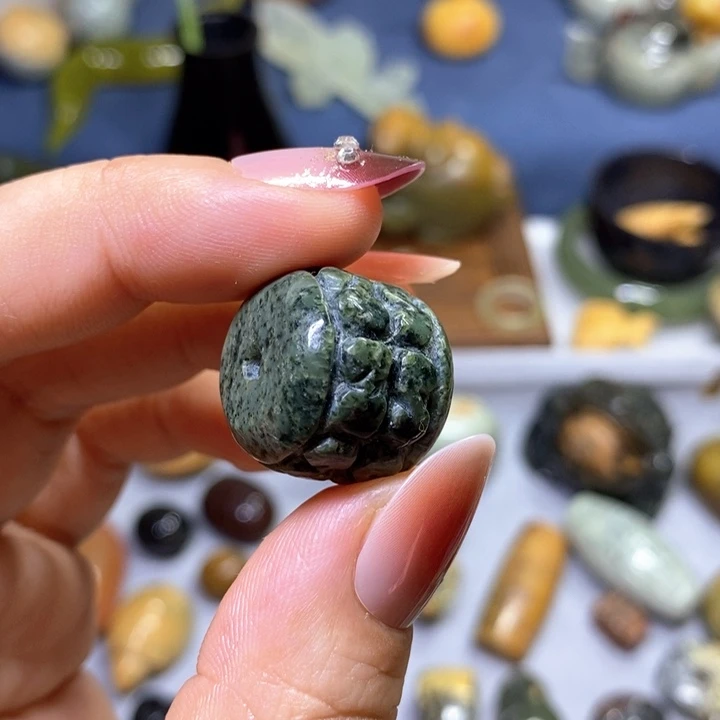 透闪石质玉未镶嵌挂件