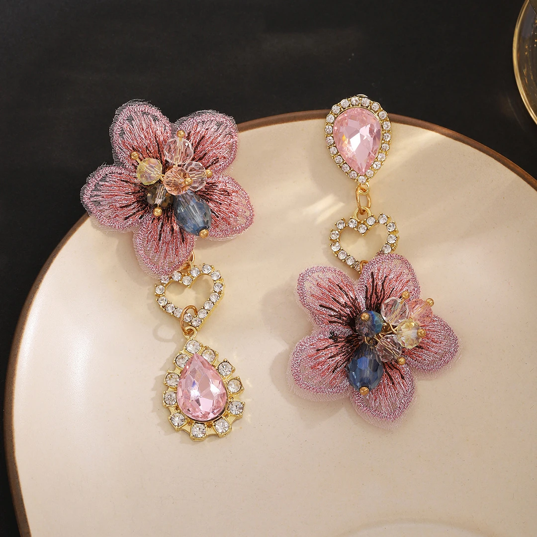 铜合金耳饰 轻奢复古刺绣蕾丝花朵耳环不对称爱心镶钻耳饰女