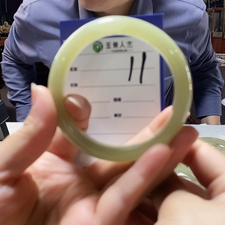 石英质玉手镯未镶嵌冬****花