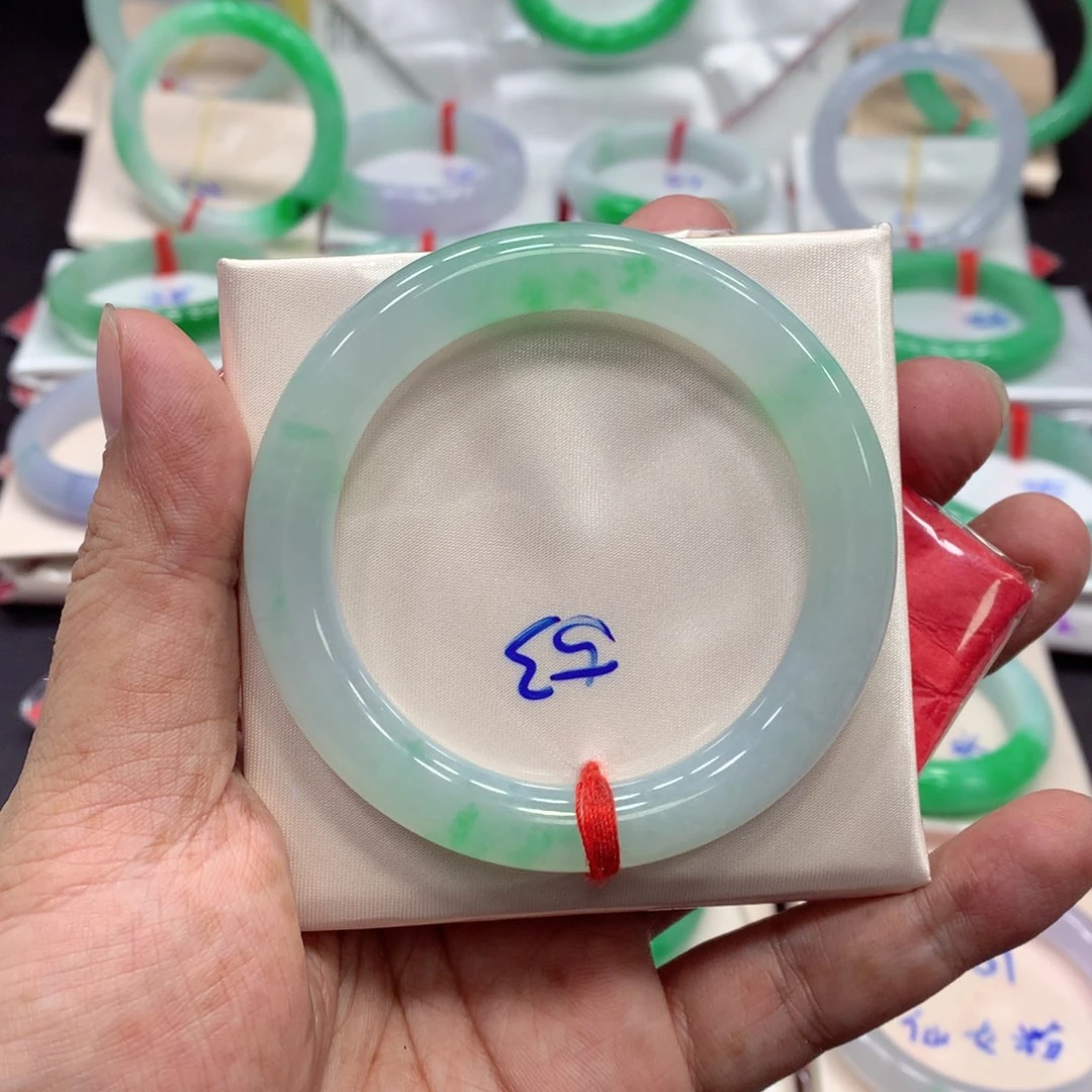 翡翠手镯未镶嵌翡翠